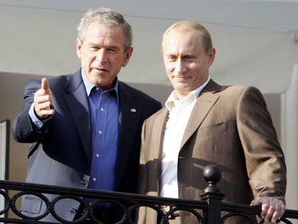 U.S. President George W. Bush (L) and Russian President Vladimir Putin gather before a social dinner on the grounds of the Konstantinovsky Palace in Strelna, Russia July 14, 2006. 