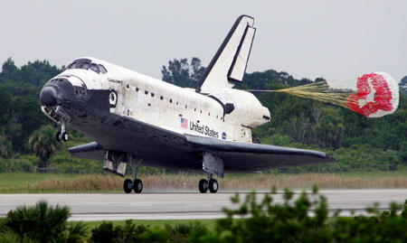 The space shuttle Discovery is slowed by a parachute as it completes Mission STS-121 at the Kennedy Space Center in Cape Canaveral, Florida July 17, 2006. [Reuters]