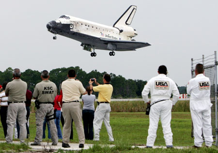 The space shuttle Discovery is slowed by a parachute as it completes Mission STS-121 at the Kennedy Space Center in Cape Canaveral, Florida July 17, 2006. [Reuters]