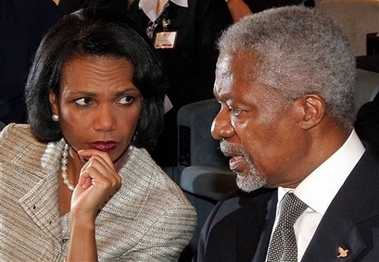 US Secretary of State Condoleeza Rice talks to United Nations Secretary-General Kofi Annan at La Farnesina Foreign Ministry in Rome, Wednesday, July 26, 2006. Senior officials from the United States, Europe and several Arab nations met in Rome Wednesday with the aim of agreeing on a plan for ending more than two weeks of fighting between Israel and Hezbollah guerrillas in southern Lebanon. [AP]