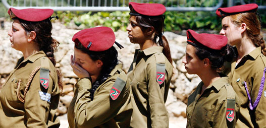Israeli soldiers attend the funeral for their comrade Staff Sergeant Yonatan Einhorn, who was killed on Tuesday during clashes with Hizbollah in southern Lebanon, on Mount Hertzl military cemetery in Jerusalem August 2, 2006. Hizbollah guerrillas killed three Israeli soldiers and wounded 25 in battles in the border village of Aita al-Shaab on Tuesday. 