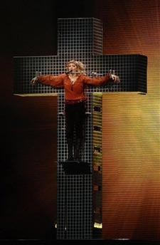 Madonna's concert crucifixion draws ire 