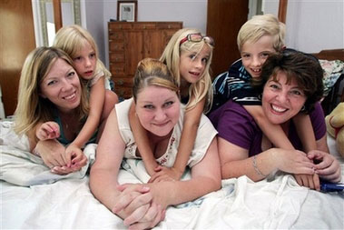 From left, Dawn Warthen and her daughter Allyson Cross, Michelle Jorgenson and her daughter Cheyenne, and Jenafer Elin and her son Joshua hang out in a bedroom during their reunion Sunday, June 25, 2006 in Fresno, Calif. The mothers located one another starting a year ago through the Donor Sibling Registry, a Web site that enables mothers artificially inseminated by the same donor _ and children fathered by the same man _ to find each other. In this case, the women all used 3066, whose sperm was provided by the California Cryobank, based in Los Angeles. (AP 