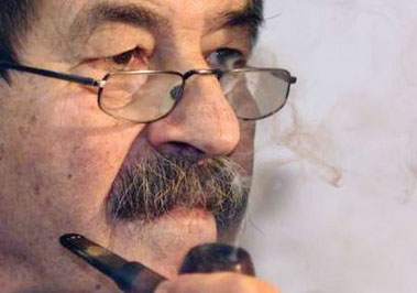 German writer Guenther Grass, winner of the Noble prize in literature 1999, smokes his pipe during a news conferencein Frankfurt, in this October 15, 1999. Noble prize-winning German author Guenther Grass has admitted for the first time August 11, 2006, that he served in the Waffen-SS, the combat arm of the Nazi paramilitary group headed by SS chief Heinrich Himmler. T