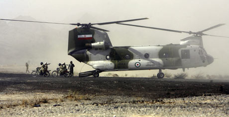 Iranian troops disembark from an army helicopter during a war game in Sistan-o Balouchestan province, southeast of Tehran, August 19, 2006. Iran on Saturday launched a series of large-scale military maneuvers aimed at introducing the country's new defensive doctrine, state-run television reported. [Reuters]