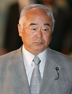 Japanese Defence Minister Fumio Kyuma arrives at newly-elected Japanese Prime Minister Shinzo Abe's official residence in Tokyo September 26, 2006. 