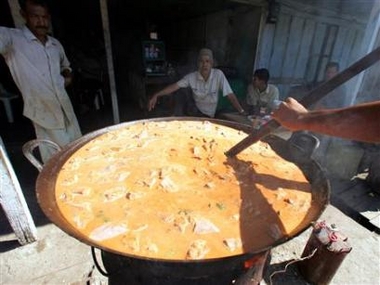 A man cooks curry for sale at a market in Lamno, on the west coast of Indonesia's Aceh province, January 31, 2005. A diet containing curry may help protect the aging brain, according a study of elderly Asians in which increased curry consumption was associated with better cognitive performance on standard tests. 