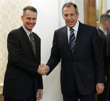 Russian Foreign Minister Sergey Lavrov, right, meets the US Joint Chiefs of Staff Gen. Peter Pace in Moscow, Monday, Oct. 30, 2006. It was U.S. Marine Corps Gen. Peter Pace's first visit to Russia since being named chairman of the Joint Chiefs of Staff last year. (AP 