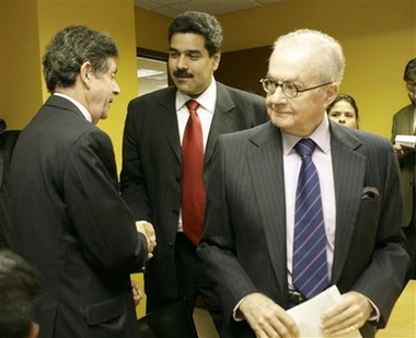 Venezuela's Foreign Minister Nicolas Maduro,center,shakes hands with Guatemalan Foreign Minister Gert Rosenthal, left, as Ecuador's Ambassador to the United Nations Diego Cordovez, right, looks on after a news conference Wednesday, Nov. 1, 2006 at Ecuador's mission to the U.N. in New York. Venezuela said it hopes to reach an agreement with Guatemala Wednesday on a compromise candidate to break a deadlock in their battle for a seat on the U.N. Security Council that has dragged through 47 rounds of voting. (AP 