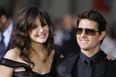 Tom Cruise and Katie Holmes are seen in this May 4, 2006 file photo. Italian newspaper Il Messaggero emerged from the frenzy of a media hunt for a celebrity wedding site to report on Tuesday that the 'Mission: Impossible' star and his future bride plan to marry at Castello Odescalchi on the shores of Lake Bracciano. (Mario Anzuoni/Reuters