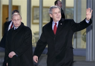 U.S. President George W. Bush, right, and Russian President Vladimir Putin walk during their meeting at Vnukovo Airport in Moscow, en route to Singapore, Wednesday, Nov. 15, 2006. Bush stopped to see Putin on his way to Asia for an eight-day trip that includes stays in Singapore, Vietnam and Indonesia. (AP 