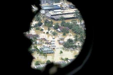 An aerial view of houses submerged in floodwaters in the district of Aceh Tamiang, Aceh province, December 24, 2006. Floods in Indonesia's Aceh and North Sumatra province have left at least 22 people dead and six missing, Health Ministry official Rustam Pakaya said on Sunday. 