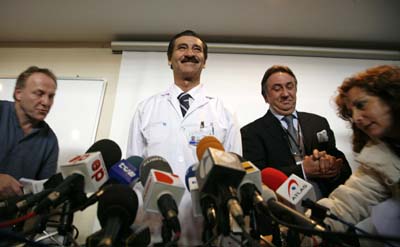 Doctor Jose Luis Garcia Sabrido (2nd L) smiles at the end of a news conference at a hospital in Madrid December 26, 2006 after returning from Cuba. Sabrido flew to Cuba last week to examine Cuban leader Fidel Castro and said on Tuesday the 80-year-old communist leader was recovering and did not have cancer. 