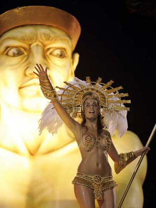 A member of the Mari-mari carnival group dances during the annual El Carnaval del Pais (country's carnival) in Gualeguaychu, some 230 km (143 miles) north of Buenos Aires, January 7 , 2007. Around 1,000 dancers participate in the event which is considered to be one of the most important carnivals in Argentina. 