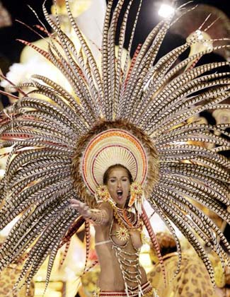 A member of the Mari-Mari carnival group performs during the annual El Carnaval del Pais (country's carnival) in Gualeguaychu, some 230 km (143 miles) north of Buenos Aires, January 6 , 2007. Around 1,000 dancers participate in the event which is considered to be one of the most important carnivals in Argentina. Picture taken January 6, 2007.