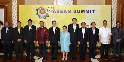 Prime Minister Wen Jiabao (5th L) poses with leaders of the Association of Southeast Asian Nations (ASEAN) before the 10th ASEAN + China Summit at the 12th ASEAN Summit in Cebu January 14, 2007. The leaders are (L-R) Cambodia's Prime Minister Hun Sen, Indonesia's Coordinating Minister for Economic Affairs Boediono, Laos' Prime Minister Bouasone Bouphavanh, Malaysia's Prime Minister Abdullah Ahmad Badawi, Wen, Philippines President Gloria Macapagal Arroyo, Singapore's Prime Minister Lee Hsien Loong, Myanmar's Prime Minister Soe Win, Thailand's Prime Minister Surayud Chulanont, Vietnam's Prime Minister Nguyen Tan Dung and Brunei's Sultan Hassanal Bolkiah.