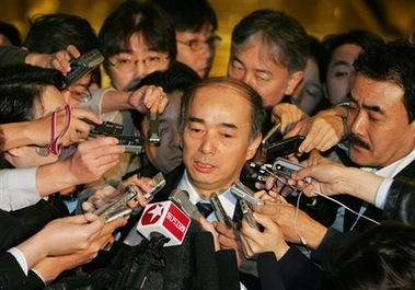 Japanese chief negotiator Kenichiro Sasae, center, speaks to journalists at his hotel before heading out for second day of talks on North Korea's nuclear program, in Beijing Friday Feb. 9, 2007. (AP 