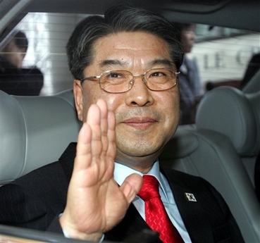 South Korean Unification Minister Lee Jae-joung waves before leaving for Pyongyang, the North Korean capital for Cabinet-level talks between the two Koreas at government house in Seoul, Tuesday, Feb. 27, 2007. The two Koreas are set to meet Tuesday for high-level talks after a seven-month hiatus, paving the way for mending inter-Korean ties that frayed over the communist North's missile launches and nuclear test.(AP Photo/Ahn Young-joon) 