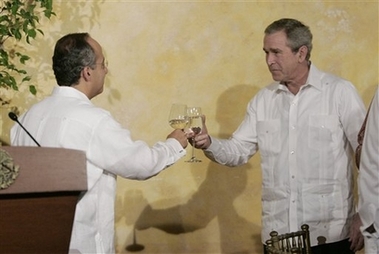 Mexican President Felipe Calderon, left, shares a toast with U.S. President George W. Bush, right, at a social dinner at the Hacienda Xcanatun, Tuesday, March 13, 2007 in Merida, Mexico. (AP