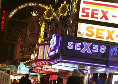 People walk in the red light district in the northern German town of Hamburg in this March 3, 2006 file photo. A brothel in Cologne, Germany hopes to capitalize on the growing number of retirees by offering them a 50 percent discount for sex in the afternoon. (