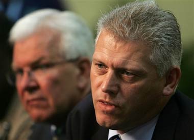 Jamaica's deputy police commissioner Mark Shields, right, addresses a news conference with ICC chief executive Malcolm Speed, Thursday, March 22, 2007 in Kingston, Jamaica. Pakistan's cricket coach Bob Woolmer was murdered in his hotel room after the team's shocking World Cup loss to Ireland, Jamaican police said Thursday. (AP Photo 
