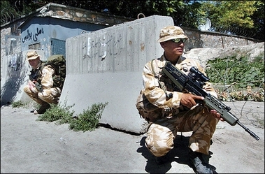 British soldiers patrol in Kabul in June 2006. British troops in Afghanistan have changed tactics, targeting top Taliban leaders in order to counter their switch to a new wave of bombings and suicide attacks, a senior commander said on Tuesday.(AFP