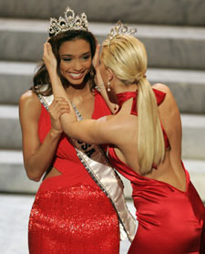 Miss Tennessee Rachel Renee Smith (L) is crowned Miss USA 2007 by Miss USA 2006 Tara Connor in Hollywood, California March 23, 2007.