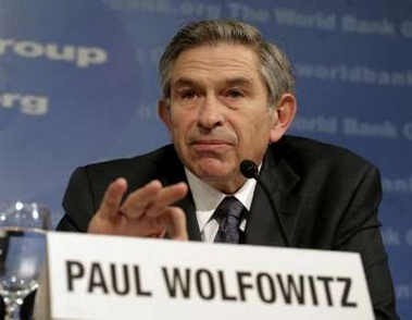World Bank President Paul Wolfowitz speaks at a news conference at the International Monetary Fund headquarters building in Washington April 12, 2007. Wolfowitz said on Thursday he made 