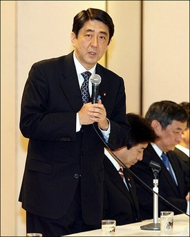 Japanese Prime Minister Shinzo Abe delivers a speech on 22 April 2007. 