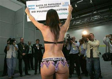 Bikini protester charms Venezuela President