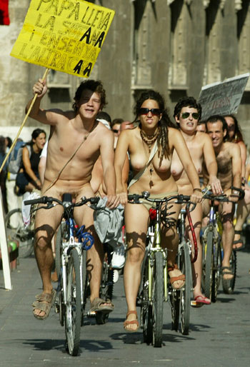 Cycle nude to protest Pope