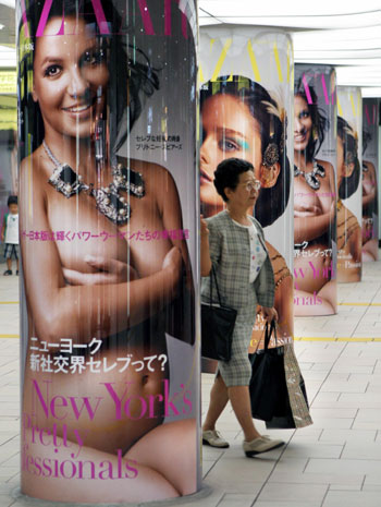 Pregnant and nude Britney in Tokyo subway