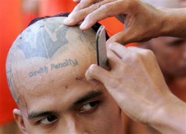 Inmates shave to rid oil spill