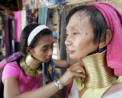 Long-neck refugees get Thai 