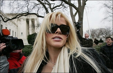 Anna Nicole Smith dies in Florida at 39