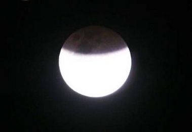 Stargazers watch total lunar eclipse