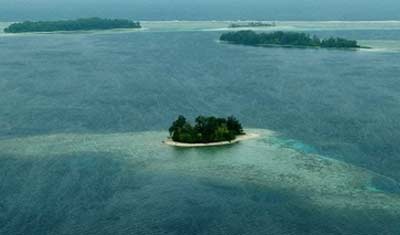 Tsunami hits Solomons, 13 dead