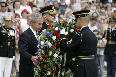 Bush pays tribute to fallen US troops