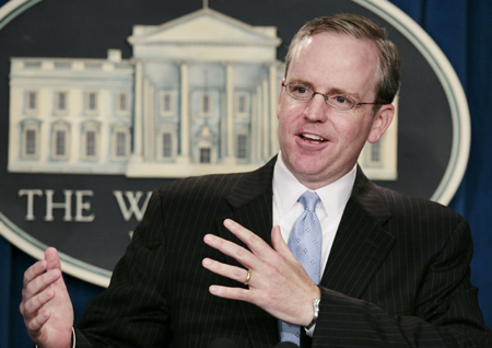Top White House aide announces resignation