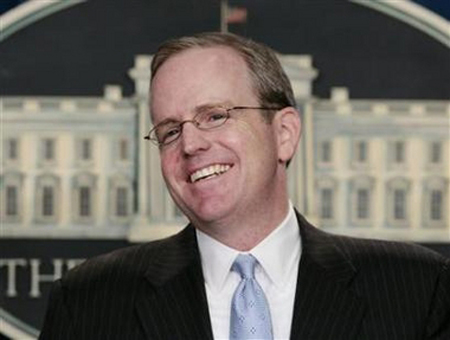Top White House aide announces resignation