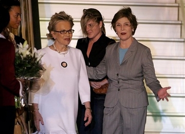 Laura Bush begins Africa tour on AIDS