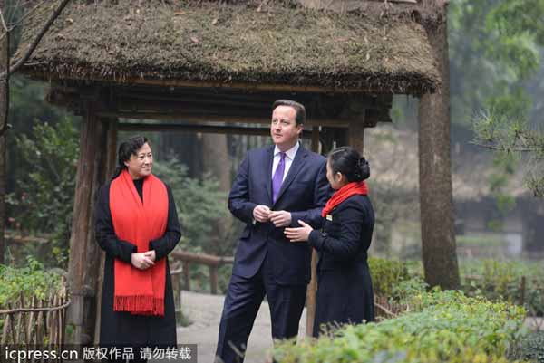 Cameron shows table tennis skills in China