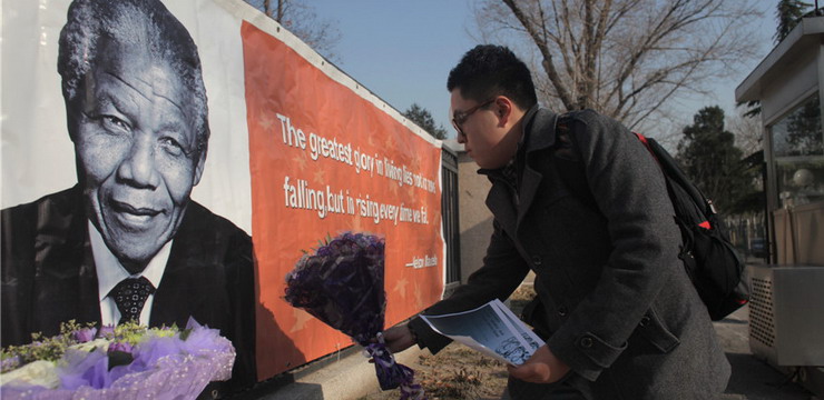 People come say farewell to Mandela in Beijing