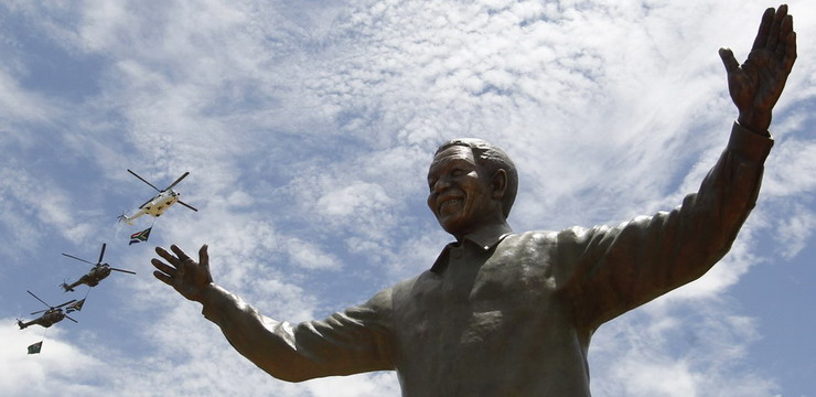 S. African president unveils Mandela statue