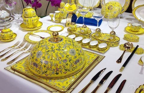 Gorgeous tableware at APEC banquet