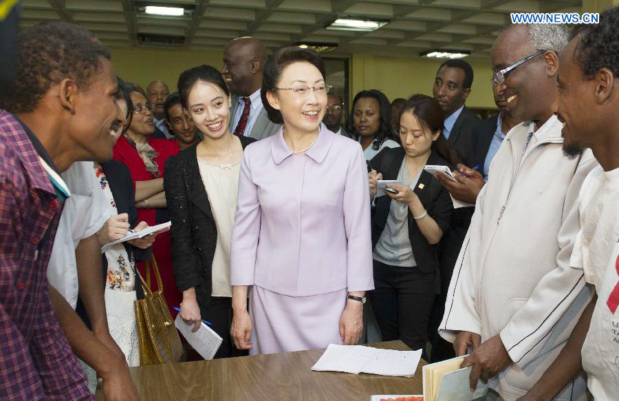 Premier Li's wife visits Addis Ababa University in Ethiopia