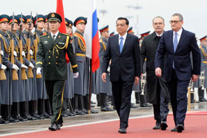 Premier Li lays wreath at Tomb of the Unknown Soldier