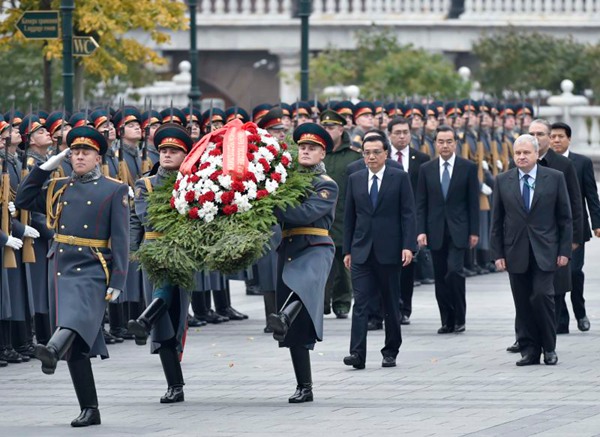 Premier Li lays wreath at Tomb of the Unknown Soldier