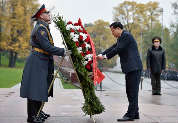 i lays wreath at Tomb of the Unknown Soldier[1