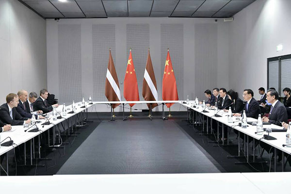 Chinese premier meets Latvia's president in Milan